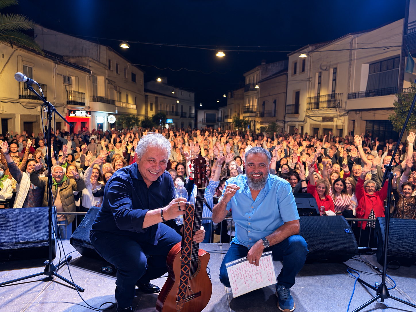 Dos músicos en el escenario ante un público entregado